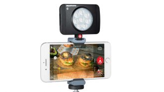 Manfrotto MLUMIMUSE8A BT with smartphone