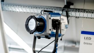 Arri Orbiter: LED-Scheinwerfer mit Wechseloptik erlangt Serienreife