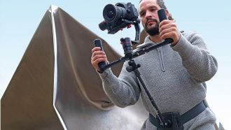 STEADIFY Mann filmt mit Gimbal und Steadify beide Hände im Einsatz web