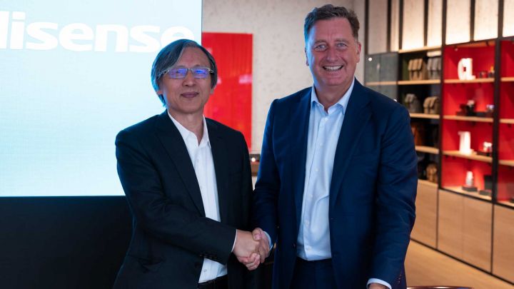 Dr Lan Lin President of Hisense with Matthias Harsch CEO Leica Camera AG web