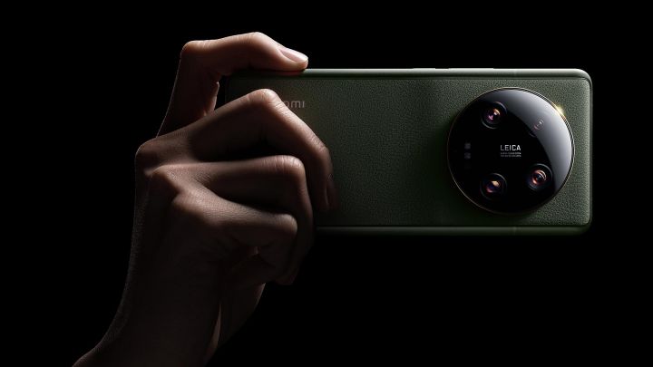 Xiaomi 13 Ultra Green 9 with hands web